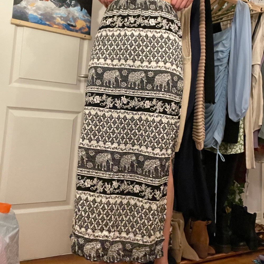 Flowy maxi skirt with side slits